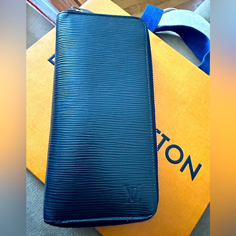 Louis Vuitton zip around wallet- Preowned UNISEX